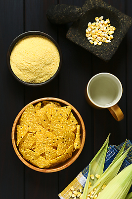 포토 JPG 해외이미지 음식 재료 옥수수 요리 사람없음 목재 컵 세로 물 빛 식사 어둠 시골 사발 폐기물 알맹이 슛 밀가루 머리위 내추럴 막자 해외202004 해외포토 자연요소 나무 식기 곡류 사기그릇 쓰레기 가루 파일형식 이미지허브