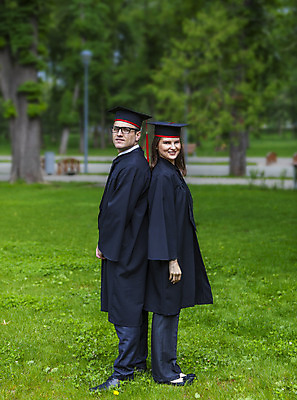 포토 JPG 해외이미지 학생 커플 교육 남자 행복 2 졸업 학교 성공 졸업생 사람 성인 두명 기쁨 가운 졸업장 대학교 증명서 캡모자 해외202004 해외포토 모자_잡화 옷 감정 컨셉 관계 파일형식 이미지허브