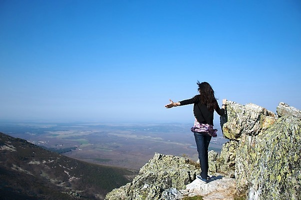 포토 JPG 해외이미지 백인 라이프스타일 응시 여자 행복 유럽 40대 자연 휴가 안테나 사람 풍경 20대 성인 사람없음 야외 30대 계곡 자유 시골 스페인 손목시계 팔 절정 필승 수평선 해외202004 해외포토 서양인 시선 감정 나라 시계 중년 컨셉 장신구 통신 청년 생활 신체부위 장년 우승 생태계 파일형식 이미지허브