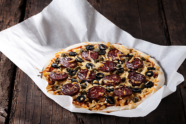 포토 JPG 해외이미지 음식 조각 토마토 채소 유리 탁자 양파 치즈 피자 육류 요리 사람없음 목재 빨간색 검은색 식사 저녁식사 어둠 이탈리아 껍질 시골 신선 조끼 뜨거움 소시지 맛 굽기 향신료 올리브 후추 점심식사 모짜렐라치즈 살라미 해외202004 해외포토 나무 열매 유럽 컬러 가구 컨셉 식재료 재료 재질 유제품 패스트푸드 서양음식 외투 가공식품 구이 향미료 파일형식 이미지허브