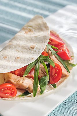 포토 JPG 해외이미지 접시 음식 백그라운드 잎 토마토 채소 포장 멕시코 샌드위치 육류 옥수수 사람없음 목재 빨간색 컬러풀 노란색 치킨 로켓 흰색 시골 신선 정상 상추 자르기 가득함 속도 매움 타코 점심식사 폭식 루꼴라 핸드메이드 해외202004 해외포토 나무 식물 식기 컬러 북아메리카 식재료 재료 모션 곡류 식사 맛 닭고기요리 파일형식 이미지허브