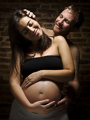 포토 JPG 해외이미지 백인 부부 여자 남자 행복 벽 가족 포옹 엄마 남편 새로움 함께함 실내 사랑 사람 성인 두명 희망 임산부 임신 터치 흰색 자녀 잡기 아내 기다림 아빠 문신 성인만 해외202004 해외포토 서양인 커플 감정 컬러 컨셉 관계 안기 모션 내부 파일형식 이미지허브