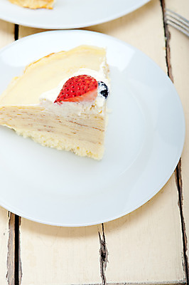 포토 JPG 해외이미지 접시 조각 딸기 단면 사람없음 케이크 달콤 생크림 블루베리 나무탁자 크레이프 해외202004 해외포토 식기 과일 탁자 디저트 맛 크림 파일형식 이미지허브