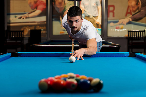 포토 JPG 해외이미지 백인 남자 스포츠 공 청소년 놀이 탁자 성공 휴식 실내 한명 성인 경쟁 우승 당구 집중 조준 유흥 해외202004 해외포토 서양인 1 가구 컨셉 사람 내부 구기 최고 파일형식 이미지허브