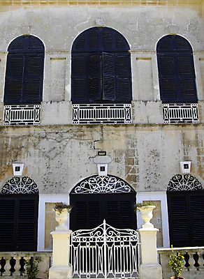 포토 JPG 해외이미지 유럽 문화 여행 건축양식 창문 난간 날씨 휴가 주택 사람없음 건물 문 궁전 발코니 바위 성 중세 지중해 묘사 부식 엽서 프랑스어 대칭 몰타섬 바로크 석회암 솜씨 해외202004 해외포토 문자 건축물 건축 나라 바다 섬 고건축 암석 돌_바위 역사 편지 몰타 파일형식 이미지허브