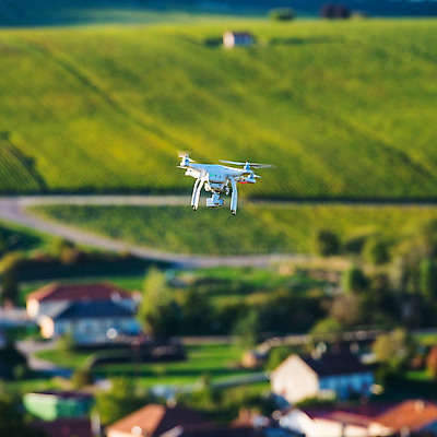 포토 JPG 해외이미지 과학 밭 농업 일러스트 미래 사람없음 야외 초록색 농장 카메라 프랑스 수확 성장 관찰 신선 로봇 분석 포도밭 일렬 포도나무 감시 드론 자동 제어 조감도 해외202004 해외포토 유럽 산업 컬러 컨셉 모션 전자제품 과일나무 파일형식 이미지허브