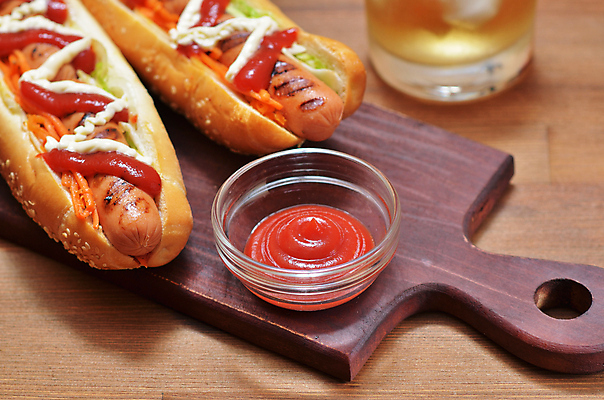 포토 JPG 해외이미지 실내 사람없음 소시지 케첩 레모네이드 유리그릇 핫도그 마요네즈 나무도마 나무배경 해외202004 해외포토 그릇 음식 백그라운드 유리 도마 패스트푸드 내부 목재 소스_음식 가공식품 에이드 파일형식 이미지허브