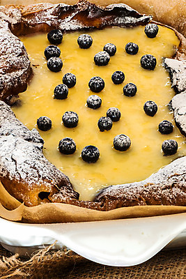 포토 JPG 해외이미지 접시 종이 음식 백그라운드 탁자 디저트 요리 사람없음 목재 갈색 케이크 초콜릿 얼음 흰색 신선 달콤 맛 가루 설탕 굽기 가득함 크림 블루베리 퍼프 푸딩 프랑스어 양피지 캐서롤 페스츄리 해외202004 해외포토 자연요소 나무 문자 식기 빵 컬러 가구 컨셉 과일 재료 용기_그릇 구이 파일형식 이미지허브