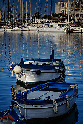 포토 JPG 해외이미지 유럽 바다 여행 하늘 휴가 항해 사람없음 야외 물 항구 이탈리아 보트 지중해 포트 해외202004 해외포토 자연요소 나라 배_교통 교통시설 파일형식 이미지허브
