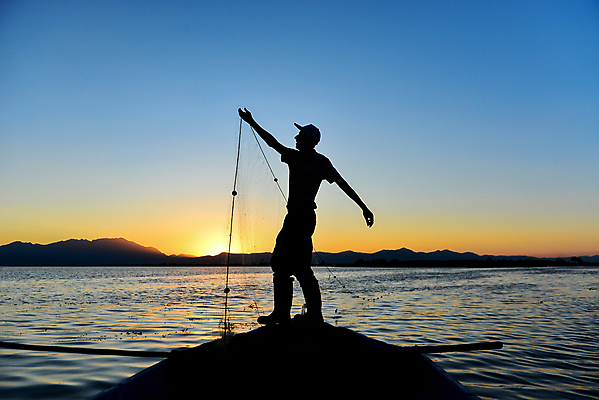 포토 JPG 해외이미지 직업 실루엣 호수 낚시 사람없음 물 경제 태양 일몰 시골 업무 보트 사냥 긍정 해외202004 해외포토 자연요소 컨셉 배_교통 레저 촬영기법 노을 작업 파일형식 이미지허브