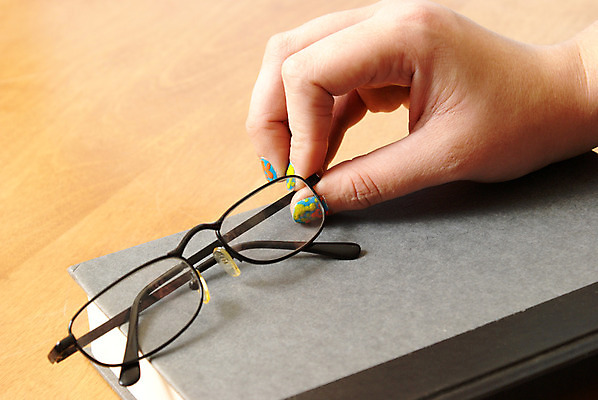 포토 JPG 해외이미지 학생 손 여자 교육 안경 비즈니스 손가락 학교 탁자 직장 사람 사람없음 책 스터디 사무실 검은색 교사 공백 터치 정보 덮개 잡기 업무 가르침 스마트 읽기 책상 출판 해외202004 해외포토 직업 잡화 컬러 가구 컨셉 회사 모션 신체부위 학습 뚜껑 작업 파일형식 이미지허브