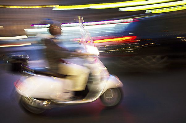 포토 JPG 해외이미지 교통시설 모션 추상 전등 거리 사람없음 자전거 이탈리아 스쿠터 흰색 도시 승차 소프트포커스 로마 속도 블러 해외202004 해외포토 유럽 컬러 교통 무늬 조명 촬영기법 바이크 오토바이 시설 파일형식 이미지허브