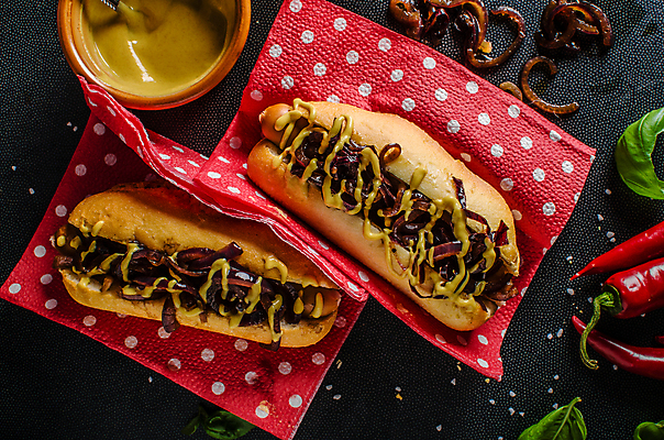 포토 JPG 해외이미지 검은배경 실내 사람없음 하이앵글 물방울무늬 두개 머스터드 냅킨 홍고추 핫도그 바질 해외202004 해외포토 음식 뷰포인트 백그라운드 2 무늬 고추 패스트푸드 내부 검은색 소스_음식 파일형식 이미지허브