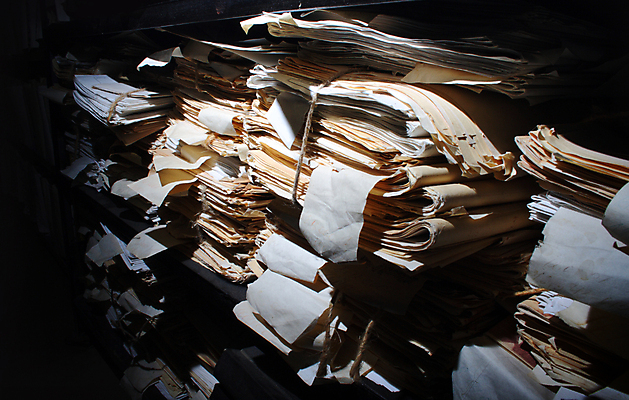 포토 JPG 해외이미지 종이 선반 사람없음 사무실 쌓기 자료 정보 업무 조직 그룹 역사 도서관 검색 준비 문서 파일 폴더 수납 질서 흙더미 유지 목록 보관소 옛날 해외202004 해외포토 교육 가구 비즈니스 모션 흙 예절 작업 저장 파일형식 더미 이미지허브