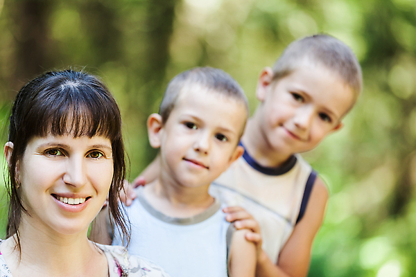 포토 JPG 해외이미지 백인 라이프스타일 손 응시 공원 여자 남자 행복 아들 얼굴 어린이 가족 자연 엄마 함께함 건강 사람 소년 성인 야외 세명 초록색 태양 약 머리 걷기 흰색 자녀 잡기 결합 노려봄 고립 남동생 돌봄 해외202004 해외포토 자연요소 서양인 시선 공공시설 감정 컬러 컨셉 의학 관계 모션 표정 생활 신체부위 생태계 동생 파일형식 이미지허브
