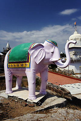 포토 JPG 해외이미지 동물 아시아 종교 분홍색 조각 여행 코끼리 동양인 사람없음 조각상 사찰 인도인 힌두교 해외202004 해외포토 외국인 나라 컬러 포유류 종교건축 인종 조형물 파일형식 이미지허브