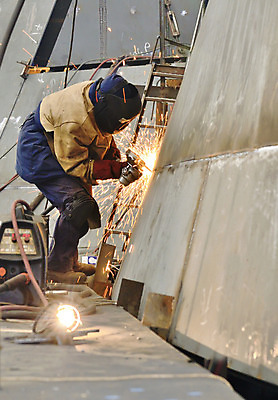 포토 JPG 해외이미지 손 산업 부분 공장 노동자 안전 사람없음 치료 빛 금속 항구 힘 기계 장비 과학기술 공구 죽음 업무 바퀴 원형 보트 칼날 작업실 제조 보호 자르기 철 속도 그라인더 갈기 정비공 되감기 용접 철강 해외202004 해외포토 도형 직업 컨셉 배_교통 공업 의학 교통시설 모션 재질 기술 신체부위 도구 작업 기술자 커피용품 파일형식 이미지허브