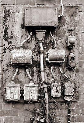 포토 JPG 해외이미지 산업 벽 공장 날씨 흑백 사람없음 야외 세로 금속 힘 기계 장비 에너지 수확 골동품 판넬 거친 콘센트 황폐 철 버리기 향수 부식 먼지 스위치 고딕 구식 그런지 세피아 썩음 옛날 해외202004 해외포토 컨셉 농업 공업 모션 재질 촬영기법 화장품 파일형식 이미지허브