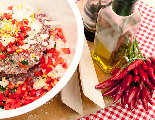 포토 JPG 해외이미지 음식 고추 양파 육류 요리 사람없음 저녁식사 소고기 햄버거 바비큐 레시피 후추 다진 섞기 해외202004 해외포토 채소 식재료 패스트푸드 식사 향신료 파일형식 이미지허브