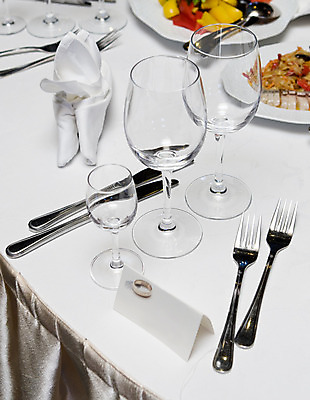 포토 JPG 해외이미지 접시 결혼 포크 유리 탁자 이벤트 사람없음 장식 세트 파티 식사 저녁식사 식탁보 흰색 기구 축하 직물 신용카드 칼 은색 준비 냅킨 서빙 설정 해외202004 해외포토 식기 컬러 가구 컨셉 재질 금융 파일형식 이미지허브
