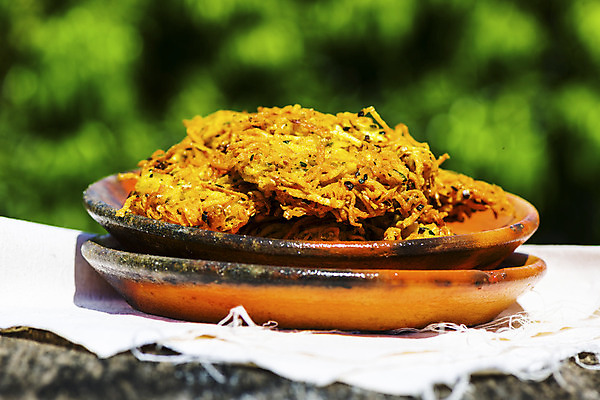 포토 JPG 해외이미지 전통 접시 유럽 백그라운드 채소 탁자 양파 감자 요리 사람없음 야외 목재 갈색 정원 식사 저녁식사 봄 튀김 시골 황금 맛 아침식사 인도인 스위스 준비 슛 점토 카레 팬케이크 점심식사 채식주의자 핸드메이드 해외202004 해외포토 외국인 나무 식기 계절 나라 음식 컬러 가구 컨셉 재료 동양인 케이크 채식 파일형식 이미지허브