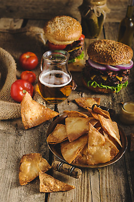 포토 JPG 해외이미지 음식 백그라운드 토마토 채소 텍스트 탁자 양파 치즈 맥주 샌드위치 육류 옥수수 요리 사람없음 목재 식당 식사 저녁식사 샐러드 소고기 튀김 햄버거 시골 신선 클래식 상추 무서움 바비큐 머스터드 속도 유기농 깨 체코 꿀 양고기 프랑스어 점심식사 무료 바이오 번 치즈버거 해외202004 해외포토 나무 문자 웰빙 감정 유럽 빵 가구 컨셉 식재료 재료 유제품 곡류 주류 패스트푸드 상점 조미료 소스_음식 파일형식 이미지허브