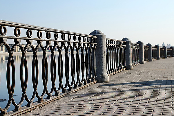 포토 JPG 해외이미지 길 난간 거리 풍경 사람없음 물 강 도시풍경 걷기 바위 강가 오솔길 철 펜싱 부둣가 고체 철책 해외202004 해외포토 자연요소 스포츠 모션 항구 돌_바위 도시 파일형식 이미지허브
