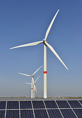 포토 JPG 해외이미지 하늘 바람 독일 사람없음 야외 파란색 태양 맑음 힘 재활용 에너지 판넬 땅 세대 카피스페이스 해외202004 해외포토 자연요소 유럽 컬러 날씨 공백 친환경 파일형식 이미지허브