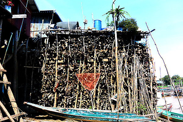 포토 JPG 해외이미지 나무 전통 아시아 벽 건축양식 자연 불 추상 주택 건조 사람없음 건물 목재 빛 농가 쌓기 마을 환경 에너지 시골 막대기 숲 장작 자르기 시골집 질감 생물학 통나무 도끼 나무껍질 캄보디아 연료 자원 다리찢기 벌목 생태학 수목 옛날 개조 해외202004 해외포토 자연요소 식물 건축물 교육 건축 나라 무늬 재료 모션 농장 껍질 생태계 파일형식 이미지허브