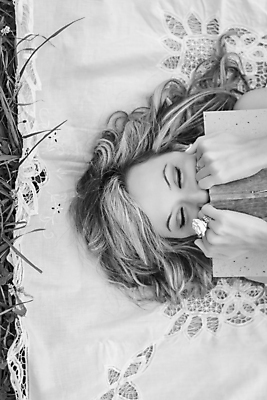 포토 JPG 해외이미지 백인 모델 라이프스타일 공원 여자 꽃 얼굴 밭 자연 휴식 한명 야외 책 초록색 여름 청춘 금발 독서 유행 봄 반지 화려 우아함 읽기 입술 즐거움 거짓말 스타일 해외202004 해외포토 서양인 식물 1 헤어스타일 계절 공공시설 감정 컬러 컨셉 농업 장신구 모션 사람 생활 신체부위 생태계 파일형식 이미지허브