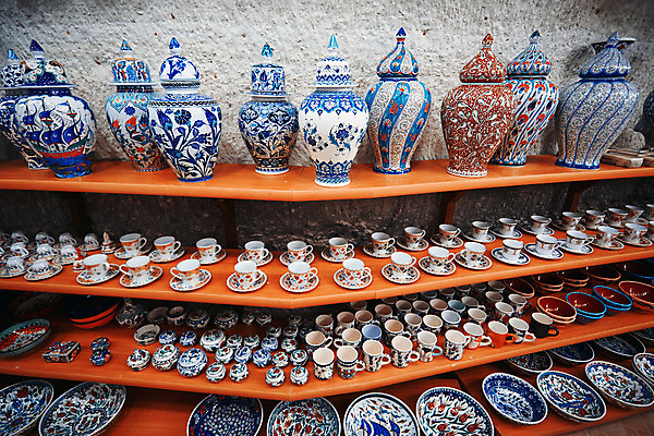 포토 JPG 해외이미지 식기 접시 조각 여행 휴가 이스탄불 실내 카파도키아 동양인 사람없음 컵 가로 쇼핑 컬러풀 꽃병 수확 조끼 도자기 시장 냄비 상품 찻잔 공예 오브젝트 무역 상업 기념품 모음 동쪽 칠면조 수공예 강렬 솜씨 핸드메이드 해외202004 해외포토 꽃 산업 컬러 농업 조류 잔 인종 취미 내부 외투 솥 방향 파일형식 튀르키예 이미지허브