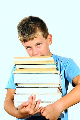 포토 JPG 해외이미지 응시 교육 얼굴 텍스트 학교 함께함 실내 한명 책 파란색 독서 흰색 도서관 심볼 해외202004 해외포토 1 시선 컬러 컨셉 사람 내부 신체부위 파일형식 이미지허브