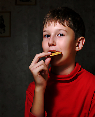 포토 JPG 해외이미지 1 행복 얼굴 어린이 음식 학교 청소년 한명 사람 소년 검은색 희망 기쁨 꿈 표현 먹기 해외202004 해외포토 교육 남자 감정 컬러 모션 신체부위 파일형식 이미지허브