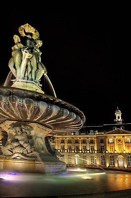 포토 JPG 해외이미지 건축물 건축양식 풍경 사람없음 야외 빛 조각상 프랑스 도시 야간 광장 보르도 분수_분수대 해외202004 해외포토 자연요소 건축 유럽 조형물 분수대 파일형식 이미지허브