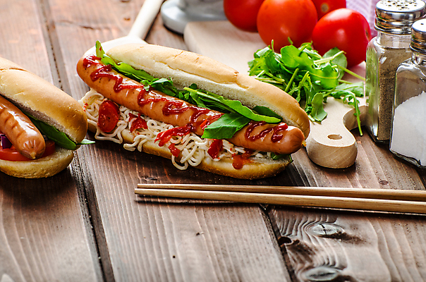 포토 JPG 해외이미지 토마토 채소 실내 사람없음 소시지 케첩 핫도그 나무젓가락 나무도마 소스통 나무배경 해외202004 해외포토 음식 백그라운드 젓가락 도마 패스트푸드 통 내부 목재 소스_음식 가공식품 파일형식 이미지허브