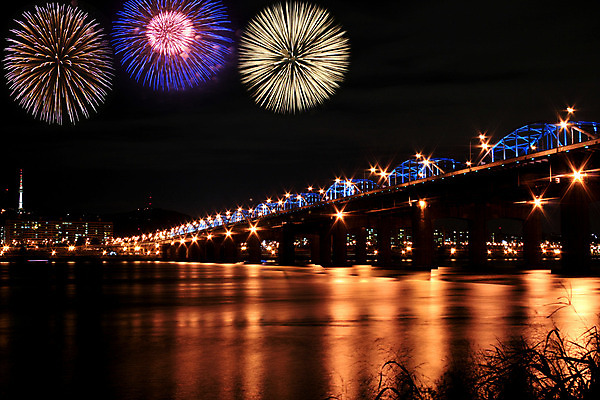 포토 JPG 해외이미지 호수 여행 십자가 교통시설 전등 조명 서울 한국 폭죽 사람없음 물 빛 강 반사 축제 어둠 야간 폭발 건너기 자동 해외202004 해외포토 자연요소 아시아 교통 모션 시설 파일형식 이미지허브
