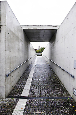 포토 JPG 해외이미지 나무 디자인 길 건축양식 하늘 석조 미술 사람없음 야외 장식 세로 초록색 우주 일본 회색 흰색 기둥 복도 클래식 타일 박물관 시멘트 타운 고체 벌거벗은 오사카 콘크리트 해외202004 해외포토 식물 건축 아시아 컬러 컨셉 문화예술 도시 파일형식 이미지허브