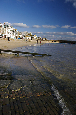 포토 JPG 해외이미지 구름 모래 바다 건축양식 하늘 조명 영국 잉글랜드 거리 사람없음 야외 물 빛 항구 일몰 타운 콘월 해외202004 해외포토 자연요소 건축 유럽 교통시설 노을 도시 파일형식 이미지허브