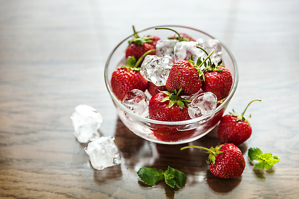 포토 JPG 해외이미지 열매 백그라운드 과일 유리 딸기 디저트 사람없음 목재 빨간색 초록색 쌓기 얼음 추위 수확 신선 그룹 사발 닫기 달콤 혼합 큼 시원함 민트 큐브 상쾌 유기농 날것 흙더미 숙성 많음 해외202004 스피아민트 해외포토 자연요소 나무 식물 웰빙 감정 음식 컬러 컨셉 농업 재료 모션 재질 흙 사기그릇 맛 크기 허브 파일형식 더미 이미지허브