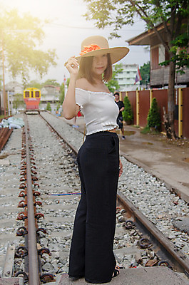 포토 JPG 해외이미지 모델 1 라이프스타일 응시 여자 행복 얼굴 포즈 셔츠 생각 자연 성공 휴식 한명 미소 사람 동양인 성인 야외 여름 유행 걷기 기쁨 신선 업무 내추럴 심각 해외202004 해외포토 시선 계절 감정 컨셉 상의 모션 표정 인종 생활 신체부위 작업 생태계 파일형식 이미지허브