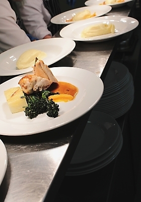 포토 JPG 해외이미지 그릇 음식 피자 요리 사람없음 주방 식당 식사 저녁식사 치킨 뜨거움 웨이트리스 웨이터 직원 서비스 상업 만들기 서빙 통과 점심식사 음식준비 해외202004 해외포토 직업 식기 모션 패스트푸드 서양음식 상점 종업원 준비 닭고기요리 파일형식 이미지허브