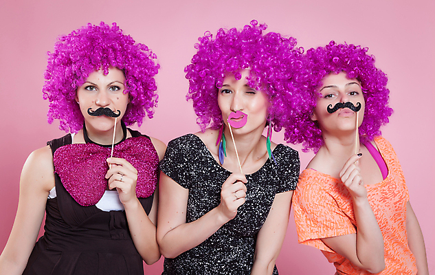 포토 JPG 해외이미지 여자 행복 분홍색 미소 사람 세명 컬러풀 파티 유행 우정 기쁨 축하 그룹 콧수염 입술 가발 해외202004 해외포토 감정 컬러 컨셉 수염 표정 이벤트 신체부위 친구 파일형식 이미지허브