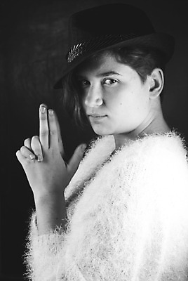 포토 JPG 해외이미지 백인 모델 1 라이프스타일 응시 얼굴 백그라운드 갈색머리 한명 사람 10대 유행 표현 화려 세련 해외202004 해외포토 서양인 헤어스타일 시선 컨셉 청소년 생활 신체부위 파일형식 이미지허브