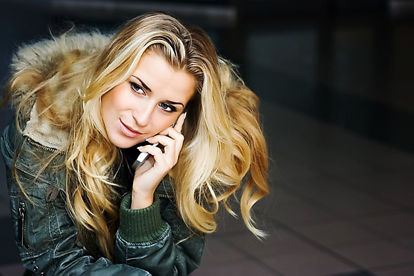 포토 JPG 해외이미지 여자 모바일 말하기 한명 스마트폰 금발 사무실 해외202004 해외포토 1 헤어스타일 비즈니스 모션 사람 핸드폰 스마트기기 파일형식 이미지허브