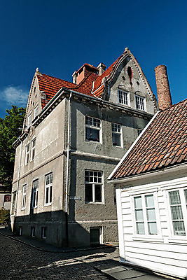 포토 JPG 해외이미지 외관 유럽 여행 건축양식 창문 하늘 거리 주택 파노라마 노르웨이 사람없음 야외 건물 목재 세로 파란색 조약돌 흰색 도시 북쪽 타운 스칸디나비아 해외202004 해외포토 나무 건축물 건축 나라 컬러 재료 촬영기법 돌_바위 방향 파일형식 이미지허브