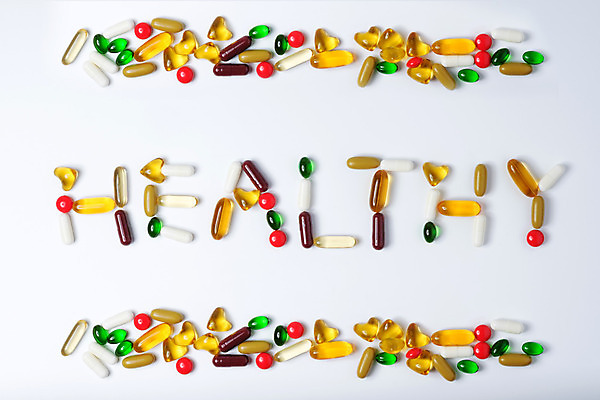 포토 JPG 해외이미지 음식 오렌지 건강 사람없음 빨간색 파란색 컬러풀 알약 약 노란색 상점 흰색 약국 암 알레르기 당뇨병 마약 복용 약사 해외202004 해외포토 컬러 과일 의학 질병 파일형식 이미지허브