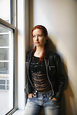 포토 JPG 해외이미지 백인 여자 포즈 창문 청소년 실내 한명 사람 20대 성인 세로 유행 사진촬영 빨간머리 그런지 스타일 해외202004 해외포토 서양인 1 헤어스타일 청년 내부 촬영 파일형식 이미지허브