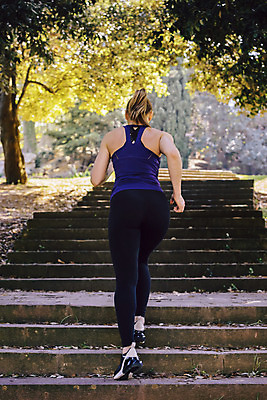 포토 JPG 해외이미지 1 라이프스타일 여자 스포츠 아침 건강 한명 사람 야외 운동복 달리기 조깅 운동 햇빛 우주 계단 활발 바위 연습 단계 달리기선수 해외202004 해외포토 주간 옷 컨셉 모션 생활 태양 돌_바위 육상선수 파일형식 이미지허브