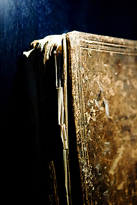 포토 JPG 해외이미지 교육 종이 텍스트 선반 사람없음 책 스터디 갈색 노란색 쌓기 골동품 덮개 오픈 중세 가장자리 도서관 다발 수집 교과서 문서 복고 문학 찢어짐 사전 흙더미 구식 옛날 지능 출판 해외202004 해외포토 컬러 가구 모션 교재 학습 흙 뚜껑 역사 둘레 파일형식 더미 이미지허브