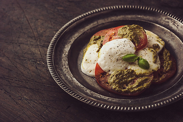 포토 JPG 해외이미지 접시 음식 조각 백그라운드 토마토 채소 재료 부분 탁자 치즈 마늘 요리 사람없음 목재 가로 빨간색 초록색 금속 식당 어둠 이탈리아 샐러드 수확 흰색 양념 지중해 먹기 준비 향 후추 바질 모짜렐라치즈 옛날 카프레제 해외202004 해외포토 나무 식기 유럽 바다 컬러 가구 농업 모션 재질 유제품 상점 향신료 파일형식 이미지허브